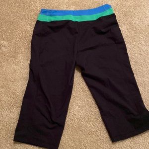 Land’s End size M (8-10) reversible active wear crop pants.